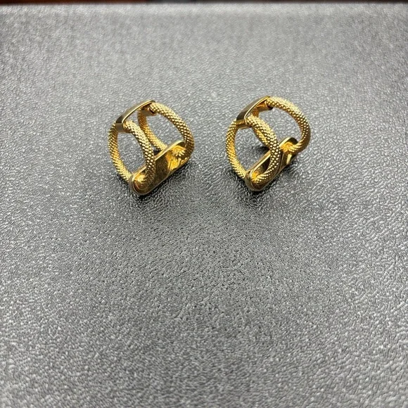 Uniquely Elegant Gold-Tone Cufflinks - Picture 4 of 6